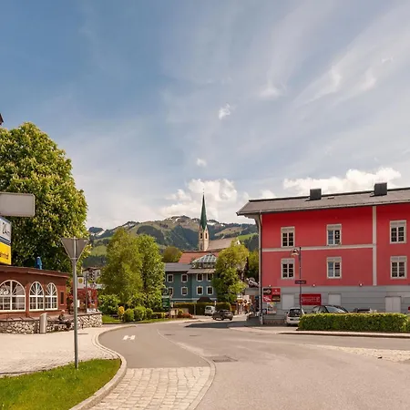 In Kirchberg Near Bus * キルヒベルク・イン・チロル